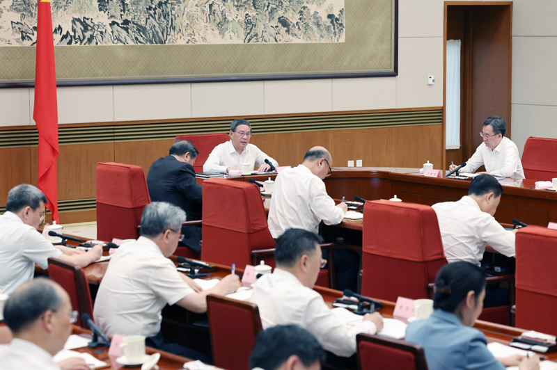 以“加快發(fā)展數(shù)字經(jīng)濟，促進數(shù)字技術(shù)與實體經(jīng)濟深度融合”為主題，進行第三次專題學(xué)習(xí)