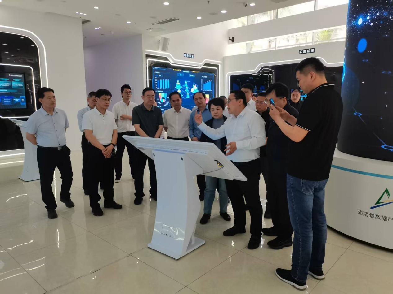 公司領導隨團赴海南考察 助力濰坊打造智慧農(nóng)業(yè)新高地