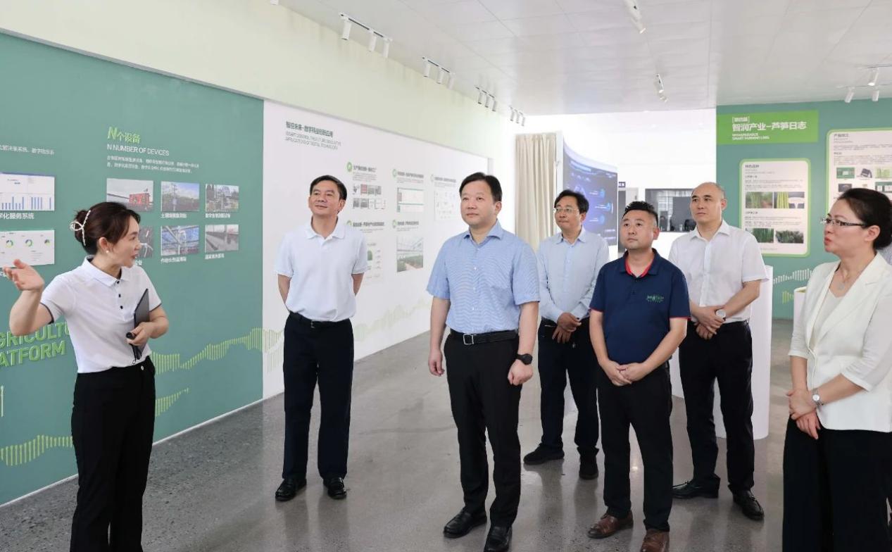 四川省委常委、成都市委書記曹立軍調(diào)研 新津區(qū)國家數(shù)字設(shè)施農(nóng)業(yè)創(chuàng)新應(yīng)用基地