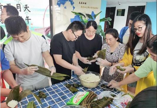 “粽”情端午·情暖環(huán)球 | 我們一起包粽子！