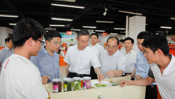 阿里巴巴總裁金建杭一行參觀環(huán)球軟件壽光特色農產品館